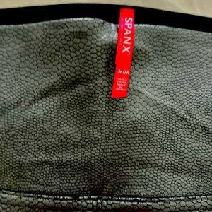 Snake skin pattern (faux). Very stretchy leggings. Fits true to size. Worn twice